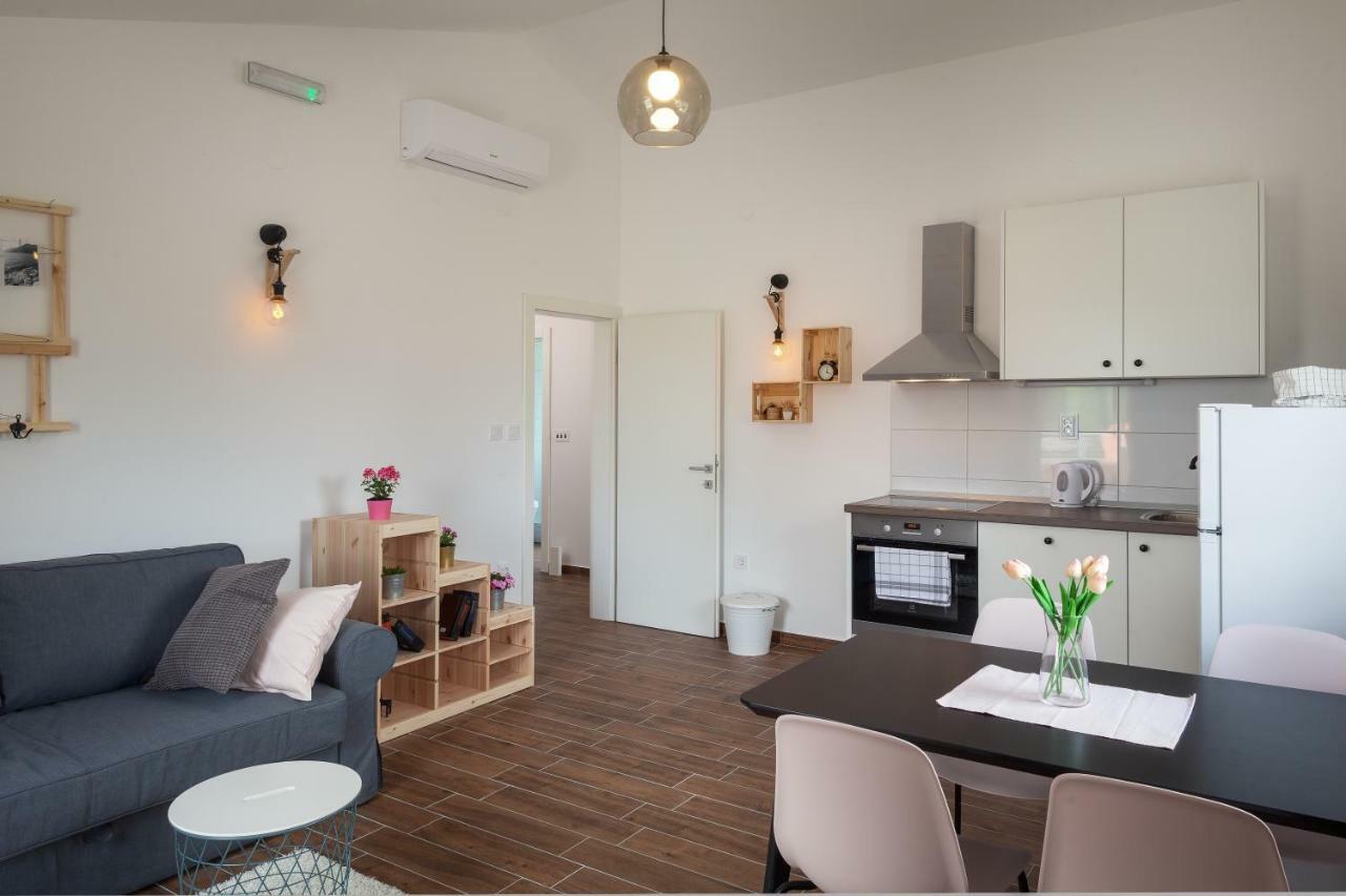 Kvasina Apartments Zadvarje Eksteriør billede